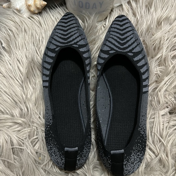 Like New-Knit Pointed Toe Ballet Flat Style-Gray/Black Print - Picture 7 of 14